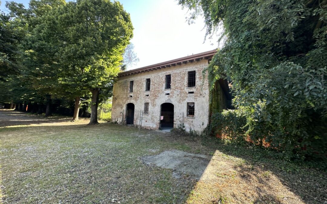 RUSTICO IMMERSO NEL VERDE