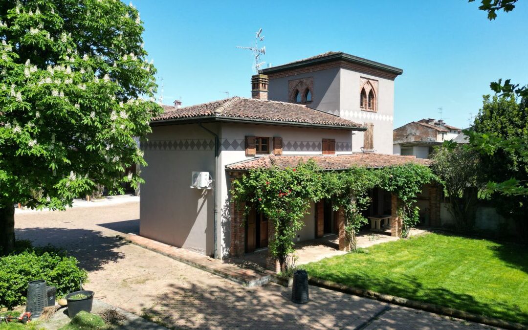 VILLA SINGOLA CON PARCO PRIVATO