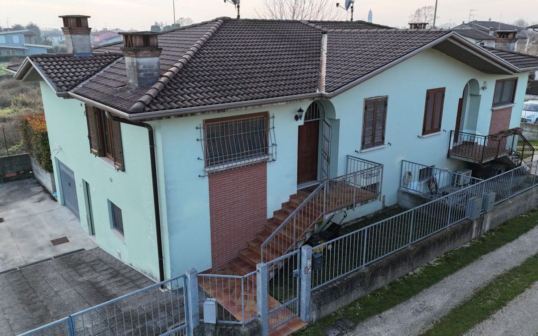 VILLA BIFAMILIARE CON GIARDINO E GARAGE