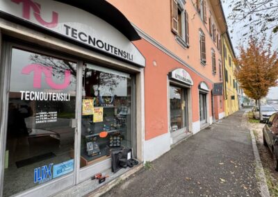 CREMONA (CR)AMPIO NEGOZIO COMMERCIALE€ 780/mese