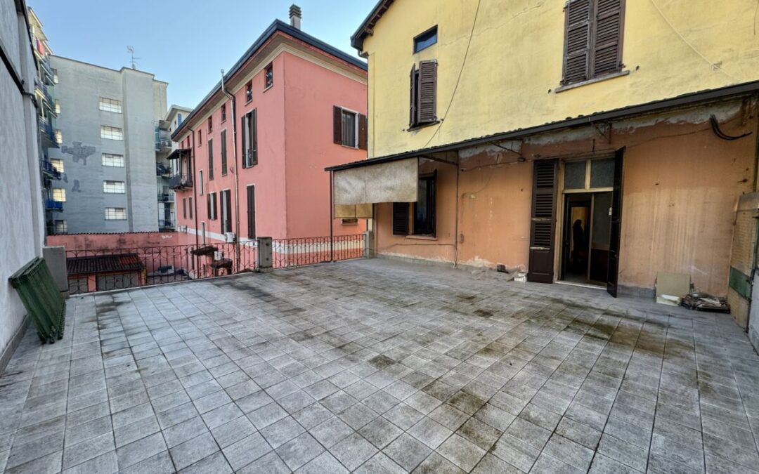 AMPIO APPARTAMENTO CON TERRAZZA DA RISTRUTTURARE