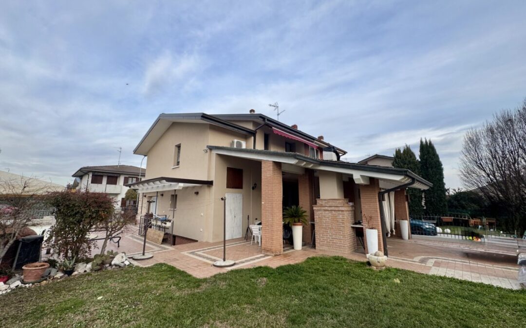 VILLETTA AD ANGOLO CON GIARDINO E PISCINA