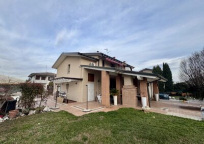CORTICELLE (BS)VILLETTA AD ANGOLO CON GIARDINO E PISCINA€ Trattativa riservata