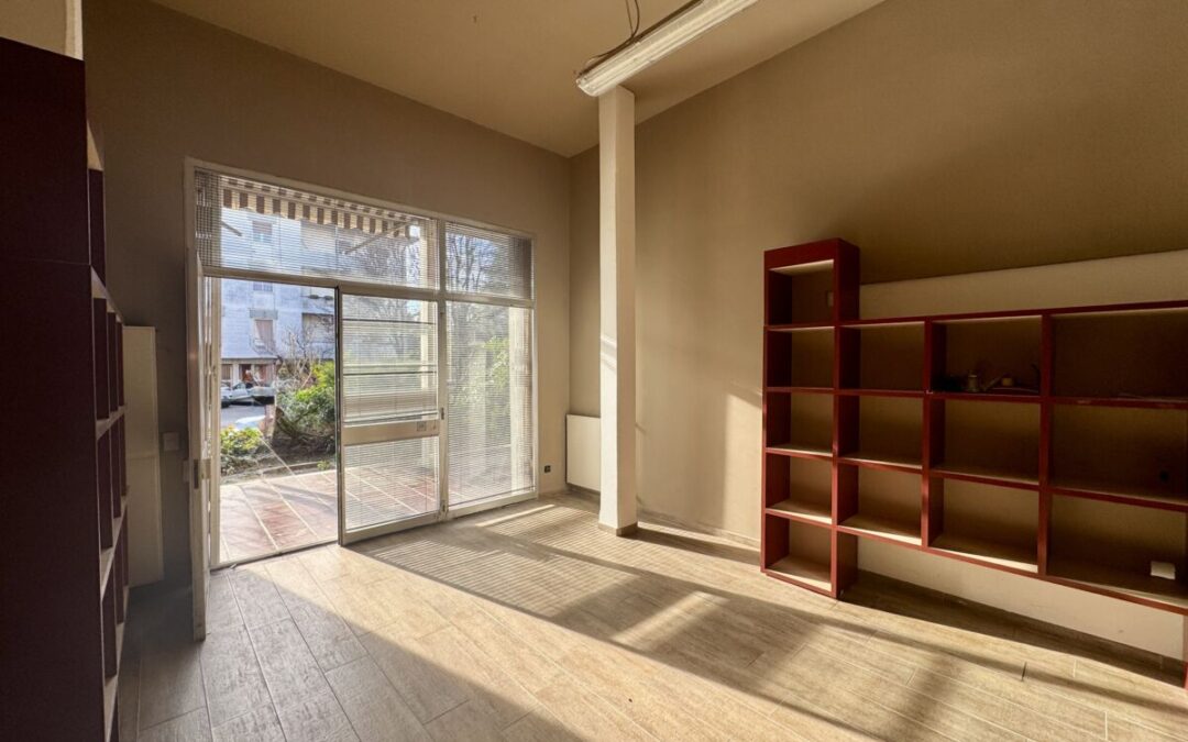 NEGOZIO RISTRUTTURATO CON VETRINA