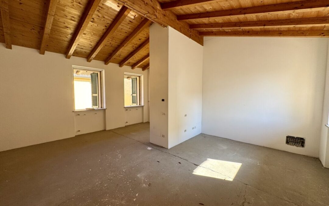 APPARTAMENTO TRILOCALE CON BALCONE E GARAGE