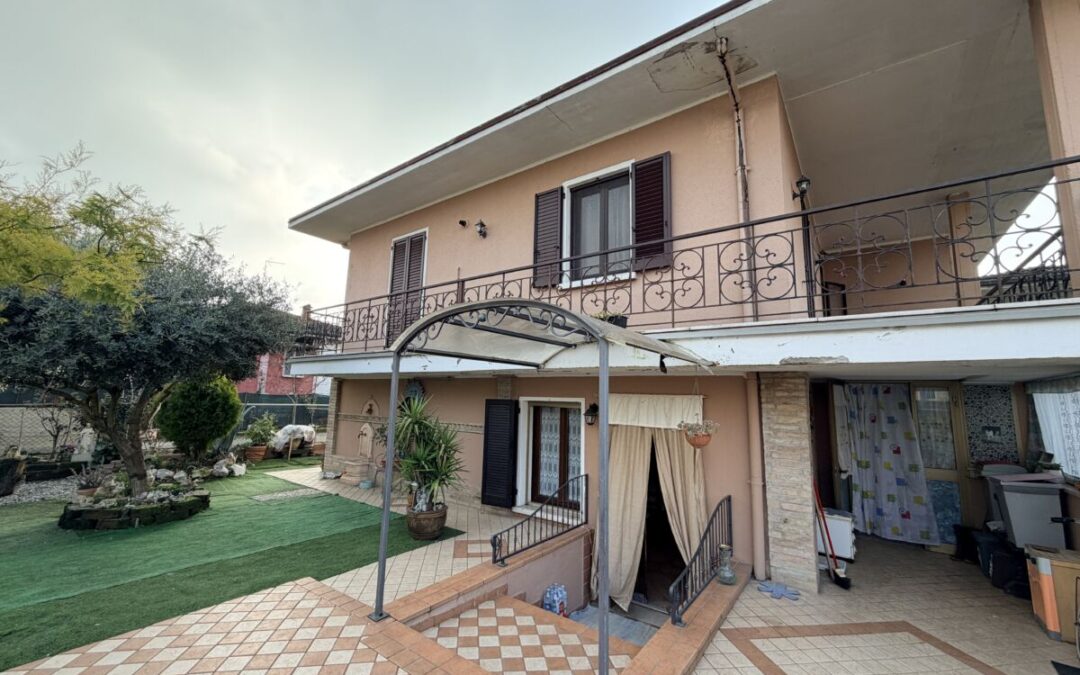 APPARTAMENTO TRILOCALE CON GIARDINO E GARAGE