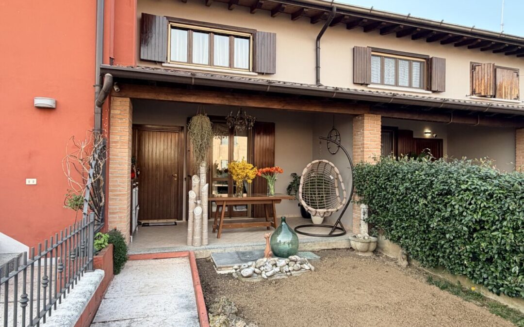 VILLA A SCHIERA CON GIARDINO E GARAGE