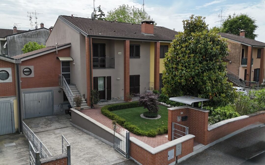 VILLA A SCHIERA COMPLETAMENTE RISTRUTTURATA
