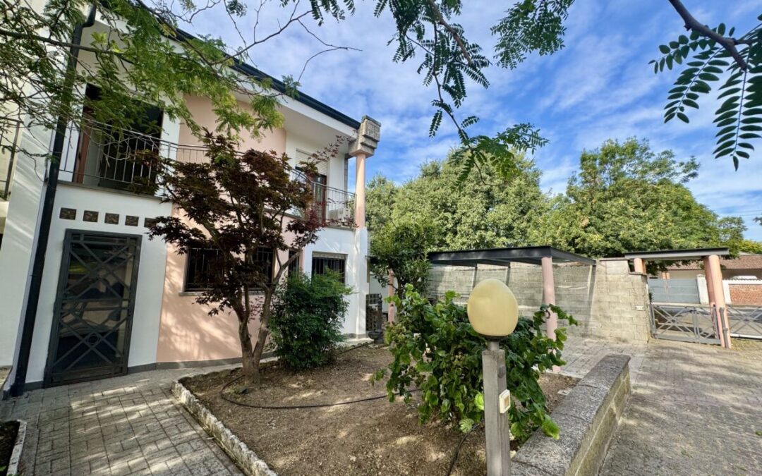 VILLA A SCHIERA CON GIARDINO